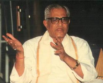 Pandit Dixit lecturing about jyotish, karma and yagyas (yagnas, yajnas) in India